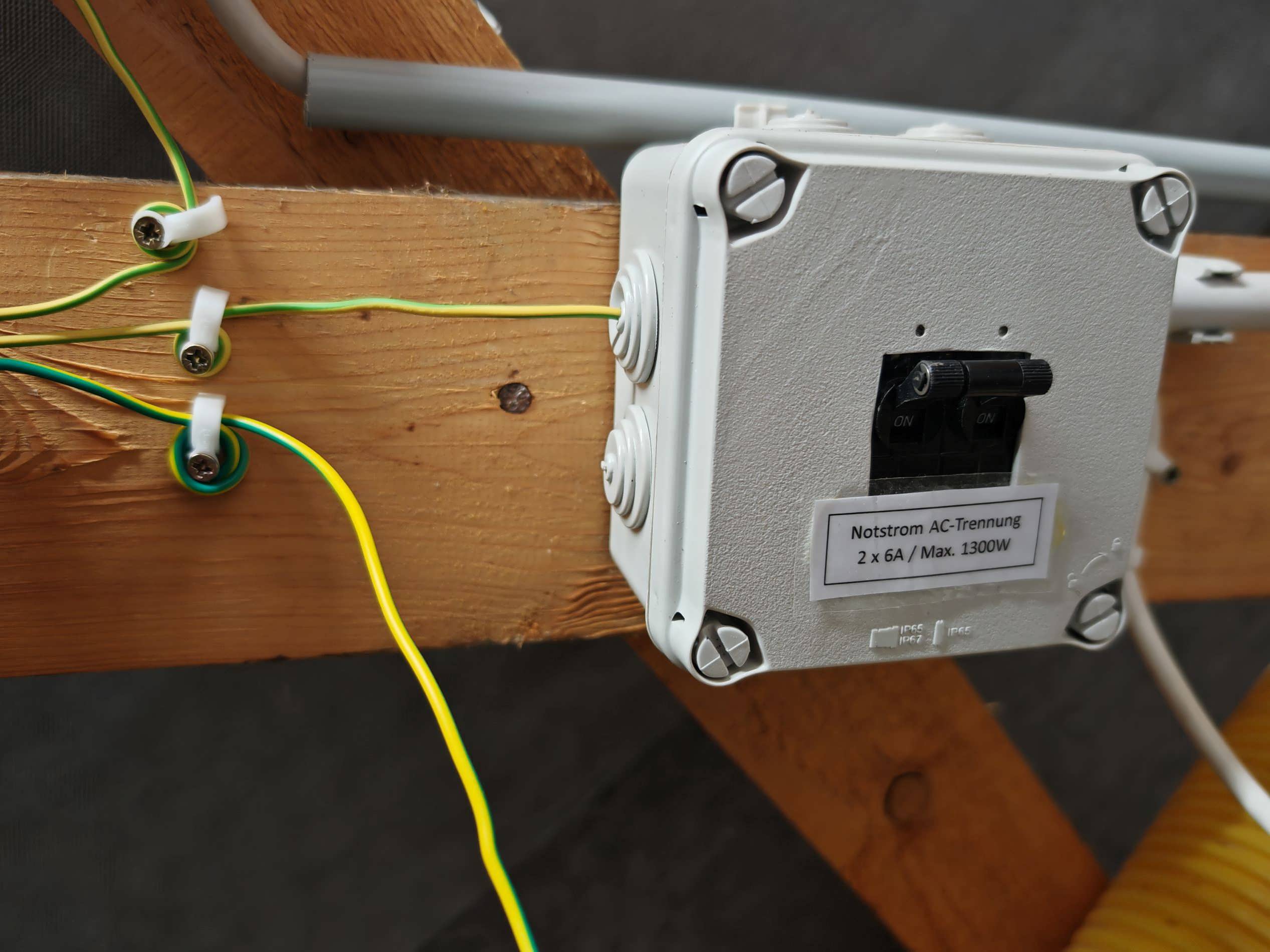 Ausgang (grid off) ist &uuml;ber Sicherungen angeschlossen