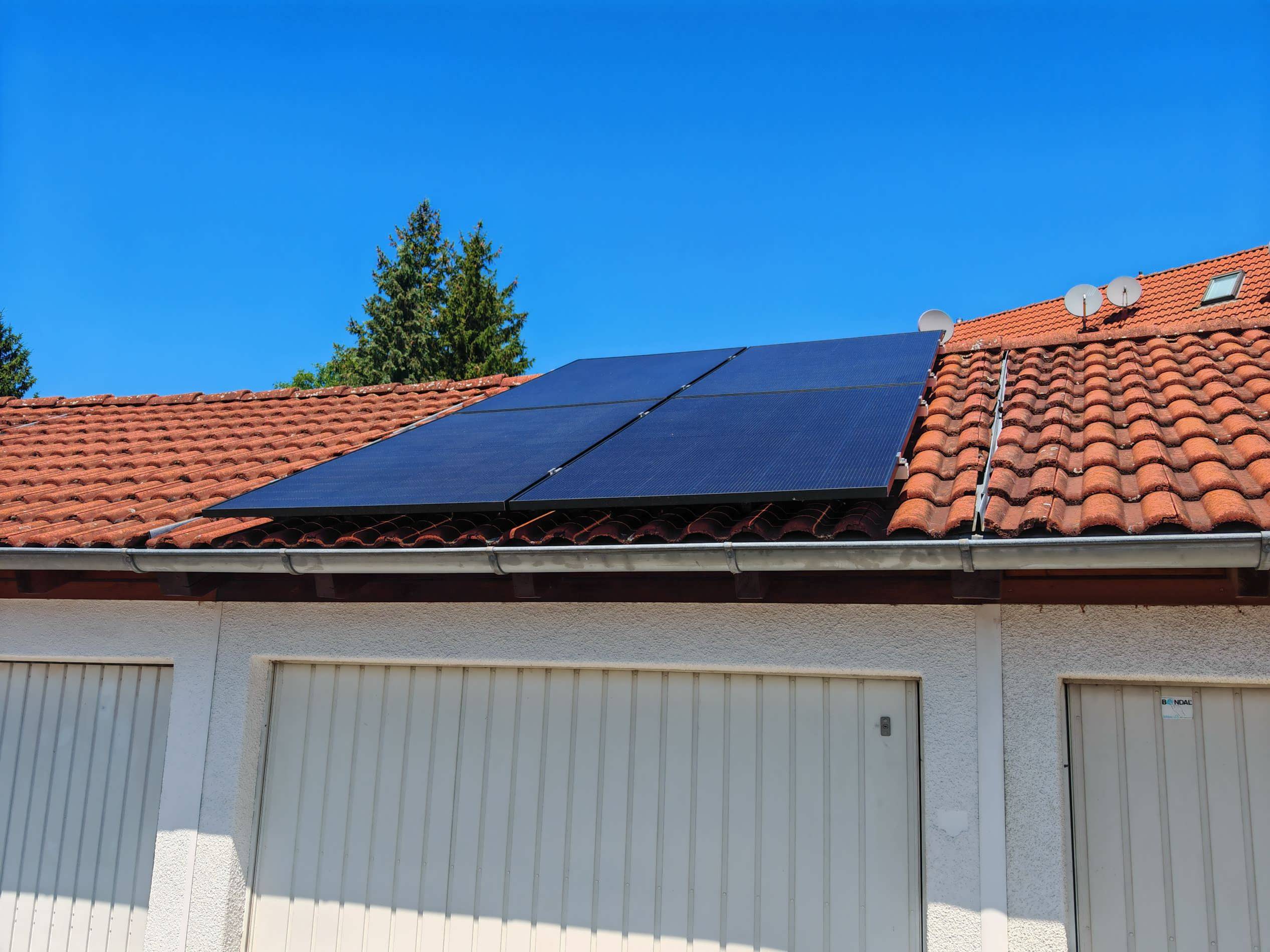 Neue PV-Anlage nun mit 4 PV-Modulen