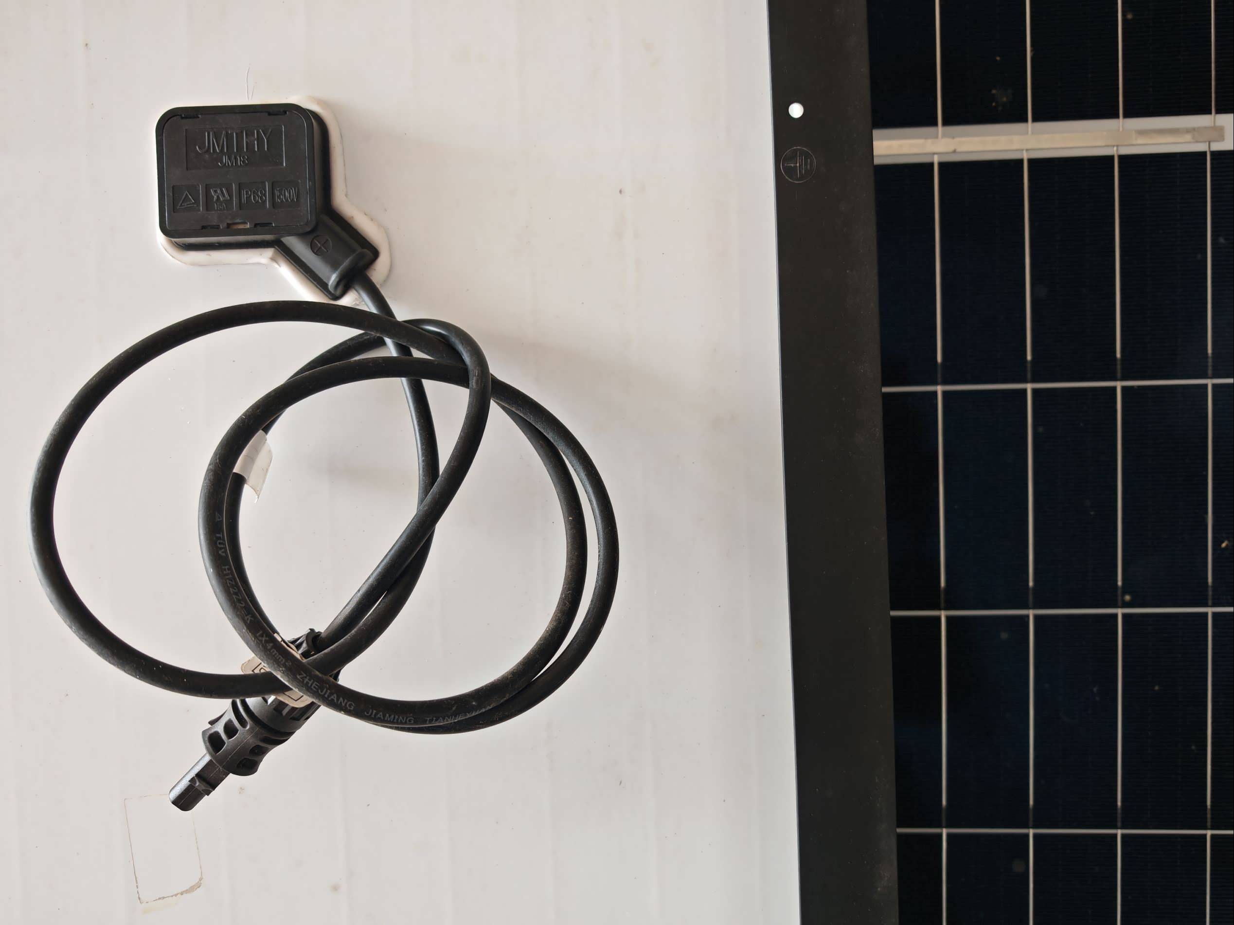 R&uuml;ckseite altes PV-Modul mit wei&szlig;er R&uuml;ckseitenfolie